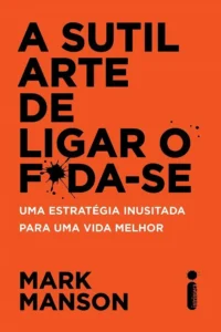 RESUMO DO LIVRO A SUTIL ARTE DE LIGAR O FODA-SE, DE MARK MANSON Sinopse: A sutil arte de ligar o foda-se, de Mark Manson começa quebrando todos os paradigmas que um livro de autoajuda promete desde o título. O autor deixa claro ao longo da obra que não está propondo soluções mágicas para os problemas, muito menos incentivando os leitores a serem extraordinários. Em suma, este livro é um afastamento completo dos padrões de autoajuda. O estilo de Mark Manson de ser um verdadeiro amigo. Os autores usam uma linguagem extremamente informal sem medo de palavrões e fornecem exemplos eminentemente reais para ajudá-lo a pensar sobre as questões que você considera importantes em sua vida. Resumo Inicial A sutil arte de ligar o foda-se, começa quebrando todos os paradigmas que um livro de autoajuda promete desde o título. O autor deixa claro ao longo da obra que não está propondo soluções mágicas para os problemas, muito menos incentivando os leitores a serem extraordinários. Em suma, este livro é um afastamento completo dos padrões de autoajuda. O estilo de Mark Manson de ser um verdadeiro amigo. O autor usa uma linguagem extremamente informal, sem medo de palavrões, e fornece exemplos eminentemente reais para ajudá-lo a pensar sobre as questões que considera importantes em sua vida. Ao contrário da autoajuda tradicional, Mark Manson aponta continuamente que a dor é importante e necessária para senti-la e, em seus livros, ensina como usar essa dor para amadurecer. Ele ensina a sofrer para crescer e diz que não há nada de errado em não ser como a maioria das pessoas e que isso é algo que todos deveriam aprender. Para o autor, o sofrimento é o impulso de buscar a mudança no ser humano. Sobre o Autor Autor da categoria de autoajuda Mark Manson, é blogueiro, empreendedor e autor do site markmanson.net e também de dois livros. Ele é CEO e fundador da Infinity Squared Media LLC. O círculo vicioso infernal O cérebro humano tem uma peculiaridade insidiosa - ele nos deixa loucos. Você se sente ansioso com alguma coisa, e essa ansiedade o domina, e você começa a se perguntar por que está tão ansioso. Quando você percebe isso, fica ansioso porque tem medo de ficar mais ansioso. O mesmo vale para a raiva. Você fica irritado com as coisas mais triviais e sem sentido, e nem sabe porque está tão irritado. É assustador sentir esse sentimento vazio de estar com raiva o tempo todo em meio a tantos problemas. Você fica irritado por ficar irritado com seu próprio aborrecimento quando menos espera. Segundo o autor, esse é o círculo vicioso horrível. Mas calma, você não está sozinho. A sociedade de hoje, através da cultura de consumo moderna e da incrível exibição da vida nas redes sociais, produziu toda uma geração de pessoas que estão condicionadas a ver emoções negativas como ansiedade, medo, culpa, etc. como problemas. Por exemplo, quando você abre o Facebook, vê inúmeras pessoas se divertindo de felicidade até que não possam mais ser felizes. Oito pessoas se casaram esta semana! Uma garota de 16 anos ganhou uma Ferrari de aniversário! Um adolescente acabou de ganhar US$ 2 bilhões inventando um aplicativo que resolve um problema inútil. E aí está você, na sua casa, sem fazer nada. É inevitável pensar que sua vida é pior do que você imaginava. O ciclo infernal é praticamente uma epidemia, deixando muitas pessoas estressadas, neuróticas e com ódio de si mesmas. Antigamente, no tempo dos nossos avós, isso não existia porque não existia rede social. Mesmo que o homem se sinta um lixo, ele não tem escolha a não ser voltar e capinar as plantações que plantou. Hoje, quando estamos tristes, somos bombardeados com imagens de milhões de pessoas totalmente felizes, e é impossível para nós sentir que não há nada de errado nisso. É aqui que está o problema. Nos sentimos mal por estarmos irritados. Nós nos culpamos por nos culparmos. Estamos enfurecidos por nossa raiva. Daí a importância de ligar o foda-se. É isso que nos salva, nos faz aceitar que o mundo é uma loucura, que sempre foi, e sempre será. A sutil arte de ligar o foda-se Não confunda “ligar o foda-se com indiferença. As pessoas pensam que fazer isso é tratar tudo com uma atitude calma, ser capaz de neutralizar todas as tempestades e pensar que não devem ser influenciadas por nada e não devem se curvar a ninguém. Existe um nome para quem não vê sentido em nada: psicopatas. O autor deste livro não tem ideia de por que alguém iria querer ser um deles. Existem três sutilezas que podem ajudar a esclarecer o que significa ligar o foda-se. Sutileza número 1: Ligar o foda-se não significa ser indiferente, mas se sentir confortável com a vulnerabilidade A apatia não é uma questão de confiança. Pessoas apáticas são parasitas fracas e medrosas, preguiçosas ou trolls da Internet. Pessoas apáticas têm medo do mundo e das consequências de suas escolhas, por isso não tomam decisões importantes. Elas se escondem em poços de indiferença de egocentrismo e autopiedade para se distrair da vida. Além disso, é impossível ligar o foda-se para a vida, porque há algumas coisas com as quais precisamos nos importar. Faz parte do ser humano se importar com as coisas, então o quadro geral é: com o que se preocupar? De acordo com o autor, você deve manter seu "foda-se" nas coisas que não importam para poder se concentrar no que importa. Sutileza número 2: Se quiser ligar o foda-se para as adversidades, primeiro você precisa se importar com algo mais importante que elas As pessoas costumam se apegar a clichês aleatórios como se suas vidas dependessem delas, e não há nada mais engraçado no mundo do que isso. Se você está se preocupando com cada pequena coisa, como aquela nova foto que seu ex postou, as baterias do seu controle remoto, aquela promoção que você perdeu, é provável que sua vida esteja indo ladeira abaixo. Este é o seu verdadeiro problema. Segundo o autor, algumas pessoas – principalmente brancas, alfabetizadas e desacostumadas de classe média – acreditam que o "problema" é mesmo não ter o que fazer. Portanto, é importante encontrar algo realmente importante para se preocupar e gastar seu tempo e energia. Se você não encontra algo realmente relevante, está se preocupando com motivos fúteis que não merecem sua atenção. Sutileza número 3: Percebendo ou não, estamos sempre escolhendo o que realmente importa Quando somos crianças, tendemos a nos preocupar com tudo. Tudo parece fazer sentido. Com certeza você já viu uma criança chorar porque o tênis estava amarrado errado. Como jovens adultos, nos preocupamos com o que as pessoas pensam de nós, se aquele menino ou menina vai ligar, se usamos o mesmo par de meias ou até mesmo a cor dos nossos balões de aniversário. À medida que envelhecemos, começamos a perceber que essas coisas não importam. Isso se chama amadurecimento e acontece quando aprendemos a nos importar apenas com o que é realmente valioso, fortalecendo nossa identidade. Não precisamos mais nos importar com tudo, a vida é assim, nós aceitamos, com defeitos, com tudo. Você está errado em tudo No passado, os cartógrafos pensavam na Califórnia como uma ilha. Os médicos acreditavam que fazer uma pessoa sangrar de qualquer parte do corpo poderia curar a doença. Os cientistas confiavam que o fogo é produzido por uma substância chamada flogisto. Os astrônomos acreditavam que o sol gira em torno da terra. Mark Manson disse que achava que passaria o resto da vida com a primeira namorada e quando o relacionamento acabou pensou que nunca mais amaria outra mulher. Então, quando ele se apaixona por outra mulher, ele decide que o amor não é suficiente. Foi quando ele percebeu que cada um decide o que é "suficiente". Ele estava errado todas essas vezes e de todas as maneiras. O autor disse que ele passou a maior parte da vida cometendo erros para ele mesmo, para os outros, para a sociedade, para a cultura, para o mundo, para o universo a tudo, e espera permanecer assim até morrer. Este é o processo de crescimento pessoal. Quando aprendemos coisas novas, não vamos do "errado" para o "certo". Passamos de "errado" para "menos errado" e o processo continua indefinidamente. Aproximar-se da verdade e da perfeição não leva à verdade ou à perfeição. De acordo com o livro, em vez de procurar a resposta certa, devemos tentar eliminar nossos erros hoje para que possamos cometer menos erros amanhã. O crescimento pessoal está intimamente relacionado com a maturidade. A certeza é inimiga do crescimento porque nada é certo até que realmente aconteça, e mesmo que aconteça, ainda é questionável. Daí a necessidade de aceitar a imperfeição dos nossos valores, porque sem ela simplesmente não podemos crescer. Em vez de lutar por uma vida cheia de certezas, devemos sempre buscar duvidar e aceitar que erramos o tempo todo. Esse entendimento abre a possibilidade de mudar vidas, pois os erros geram oportunidades de crescimento. Segundo os autores, não sabemos distinguir entre experiências positivas e negativas em nossas vidas. Alguns dos momentos mais difíceis e estressantes acabam sendo os que mais nos motivam e nos ajudam em nossa formação. Algumas das experiências mais gratificantes são aquelas que mais distraem e desmotivam. Portanto, não dependa de suas noções de experiências positivas e negativas. Assim como estávamos apavorados e confusos sobre a vida das pessoas quinhentos anos atrás, muitas pessoas se sentirão da mesma forma em relação à nossa sociedade quinhentos anos depois. Eles vão rir de nós por deixarmos o dinheiro governar nossas vidas; eles vão rir de nosso medo de mostrar apreço para aqueles que mais importam, enquanto divinizamos figuras públicas que são inúteis; eles ficarão horrorizados com nossas guerras e perplexos com nossa crueldade. Essas pessoas do futuro também estavam erradas, só um pouco menos do que nós hoje. A lei da evasão de Manson Você já deve ter ouvido falar da Lei de Parkinson, que afirma que “o trabalho se expande para preencher o tempo disponível para completá-lo”. Você sem dúvida já ouviu falar da Lei de Murphy, que afirma que "tudo o que pode dar errado vai dar errado". No entanto, a lei de fuga de Manson é pouco conhecida. "Quanto mais algo ameaça sua identidade, mais você o evita", disse ela. Para explicar melhor, esta lei diz que quanto mais provável algo mudar sua visão de mundo sobre si mesmo - seja sua autoavaliação de sucesso ou fracasso, ou sua autoavaliação de seus próprios valores - mas você evitará fazê-lo. Segundo o autor, há algum conforto em saber que estamos sintonizados com o mundo e tudo o que nos assusta nos abala, mesmo que esse acontecimento tenha o potencial de melhorar a nossa vida. A Lei de Manson se aplica a todas as mudanças, boas e más. Ganhar na loteria pode ameaçar sua identidade tanto quanto ser empobrecido. Ser uma estrela do rock é uma ameaça à sua identidade tanto quanto estar desempregado. É por esta razão que as pessoas temem o fracasso porque ameaça a percepção dele. No budismo, o conceito de "eu" nada mais é do que uma construção mental e, como tal, deve ser descartado. Para esta filosofia, a escala arbitrária pela qual a definimos nada mais é do que uma gaiola, por isso é melhor desistir. Pela primeira vez, você poderia dizer que o budismo nos encoraja a ligar o foda-se. Quando deixamos de lado as histórias que contamos sobre nós mesmos, nos libertamos para agir e falhar antes que possamos finalmente crescer. Quando alguém admite para si mesmo que não tem talento para o amor, está livre para terminar um casamento fracassado. Quando um aluno admite que talvez não seja rebelde, talvez apenas esteja com medo, fica livre para voltar à ambição e crescer no meio acadêmico. Quando um corretor de imóveis admite que não há nada de especial em seu trabalho, ele fica livre para fazer as aulas de música que sempre quis. Aqui vai uma boa e uma má notícia: seus problemas são incomuns e especiais. Abrir mão deles é libertador. Para Mark Manson, o medo vem com uma espécie de egoísmo. Quando você pensa que seus problemas devem ser tratados de maneira diferente e que você é especial, você é narcisista. A sugestão do autor é, nem única nem especial, redefinir-se pela medida mais comum e abrangente. Não se considere uma estrela em ascensão, um gênio incompreendido ou um diamante bruto, porque você não é. Veja a si mesmo como um viés de identidade mais simples, como aluno, parceiro ou amigo. Resumo Final Para muitas pessoas, as maiores conquistas vêm das maiores adversidades. Em geral, o sofrimento nos torna mais fortes, mais resilientes e mais equilibrados, portanto, o sofrimento é essencial para o processo de amadurecimento. Levando em conta o que o autor expõe, ligue o foda-se e foque mais no que realmente importa na vida. https://youtu.be/Y8LAD2FmZS0 https://www.resumocast.com.br/a-sutil-arte-de-ligar-o-fodase/ https://blog.12min.com/br/a-sutil-arte-de-ligar-o-foda-se/ https://www.voce.top/a-sutil-arte-de-ligar-o-foda-se/ Resumo de livros - A sutil arte de ligar o foda-se, de Mark Manson